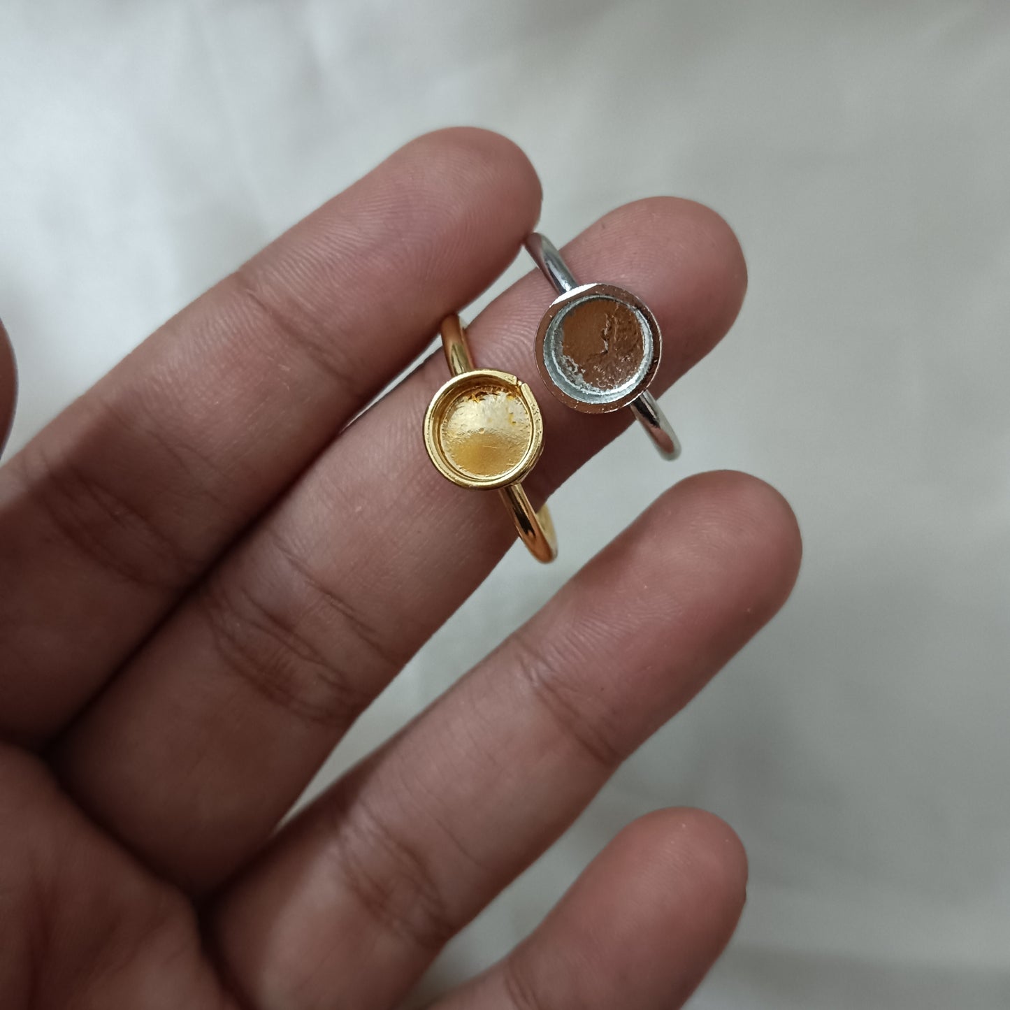 Round ring with base