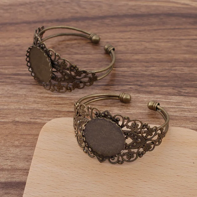 Single antique bracelet