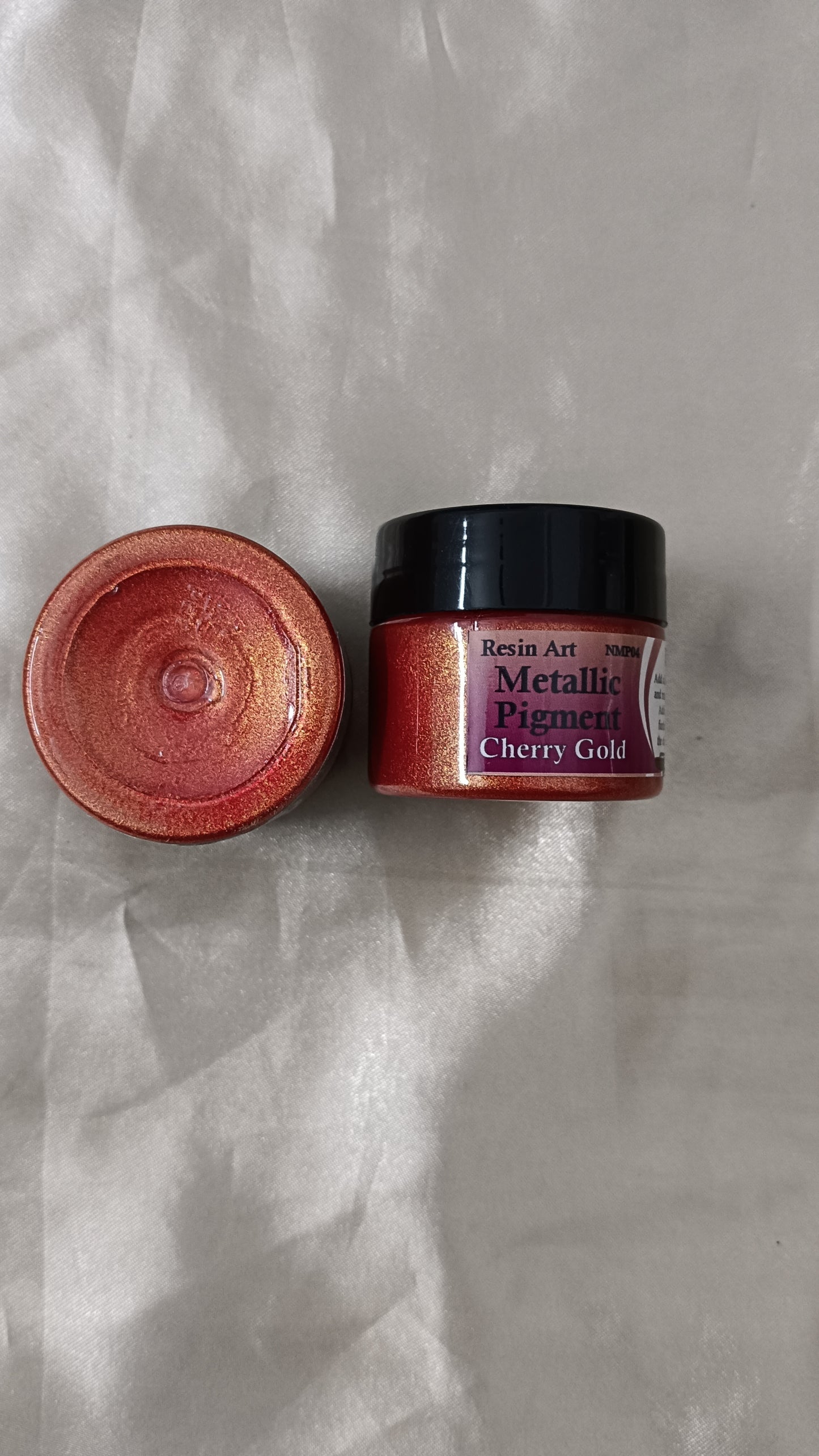 Metallic pigment cherry gold