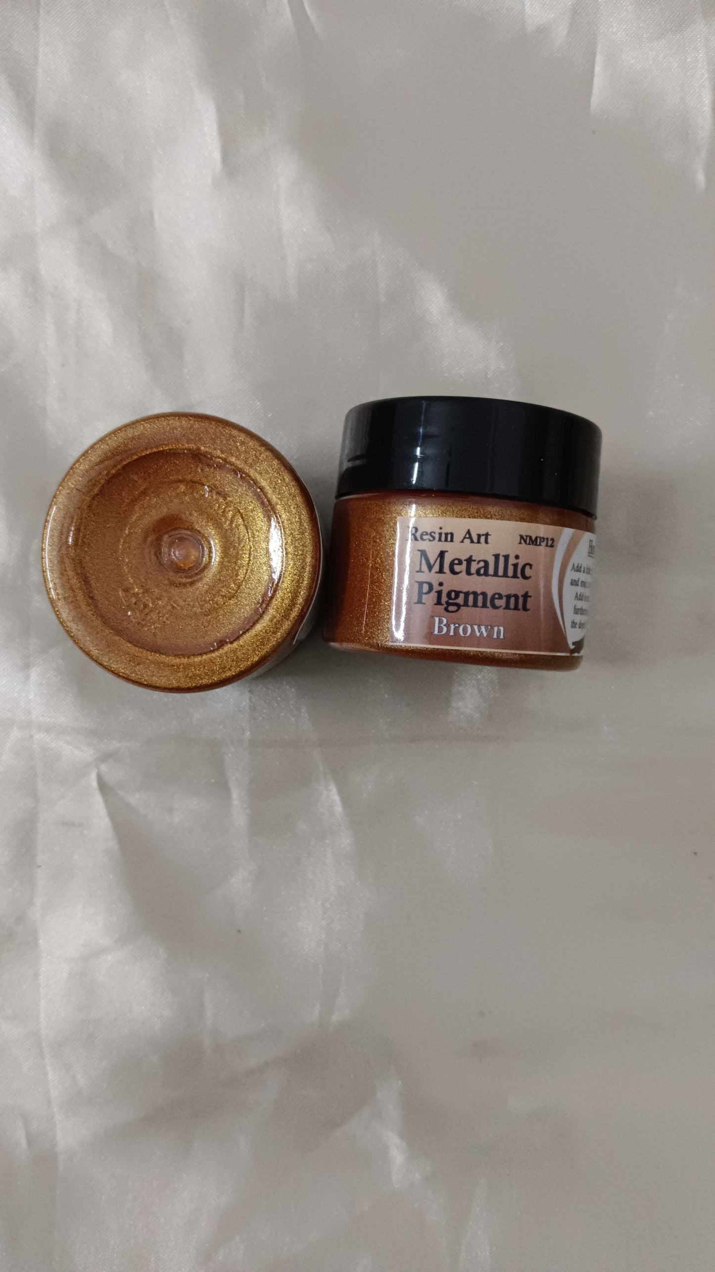 Metallic pigment brown