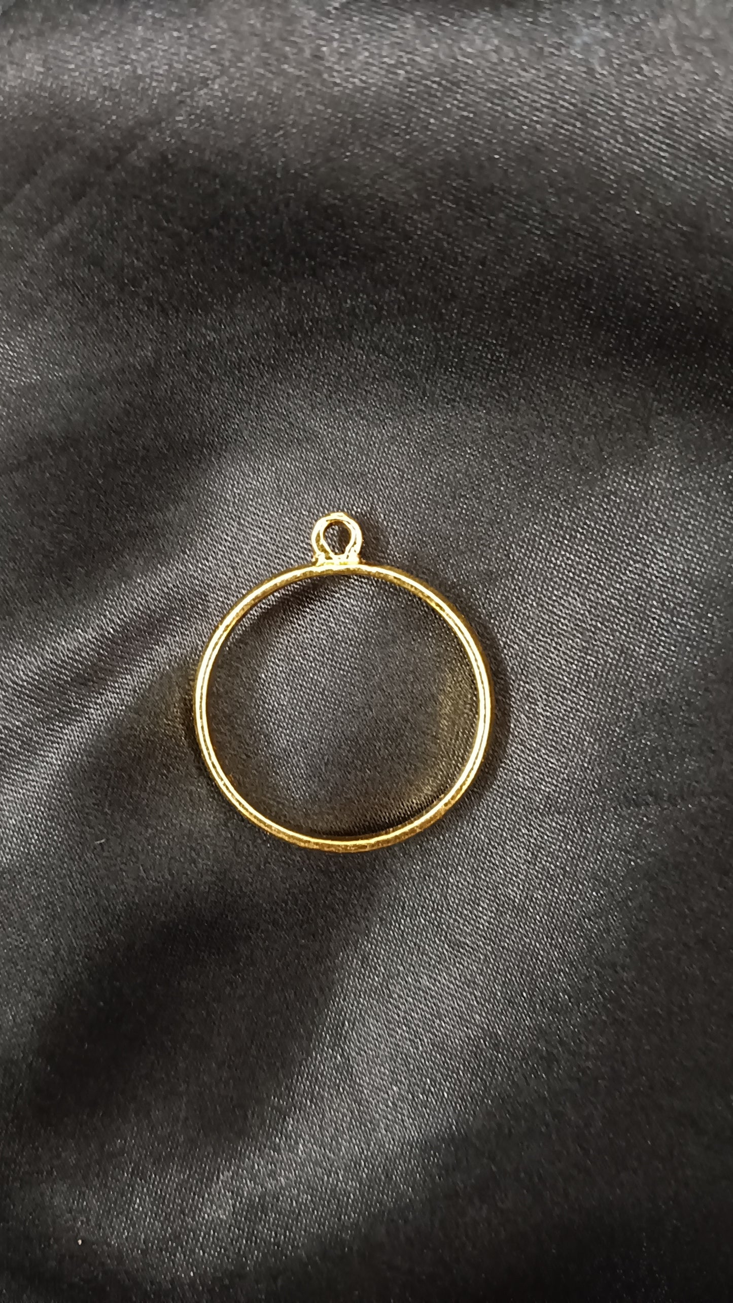Gold round pendent pack of 1