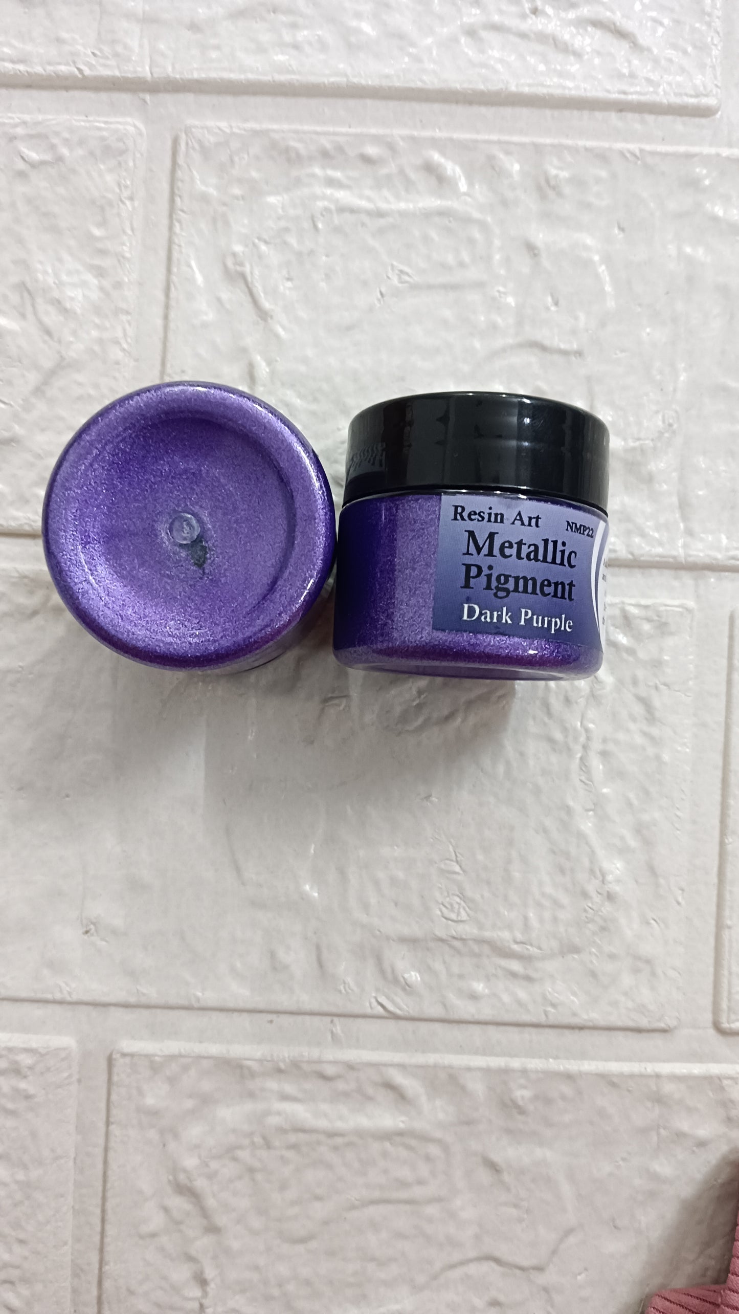 Metallic pigment dark purple