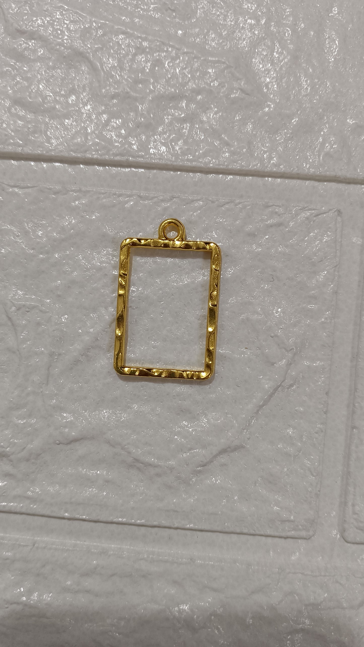Golden pendent pack of 1