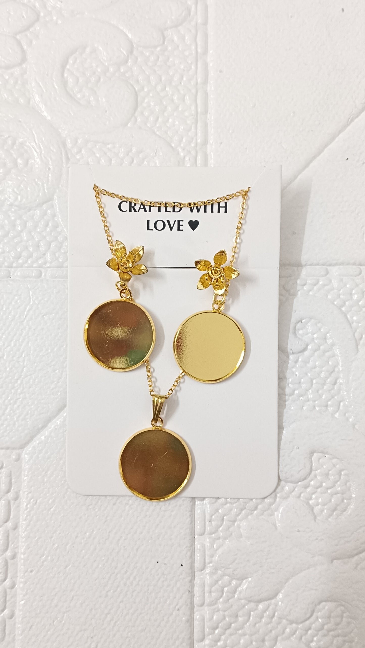 Golden earrings set