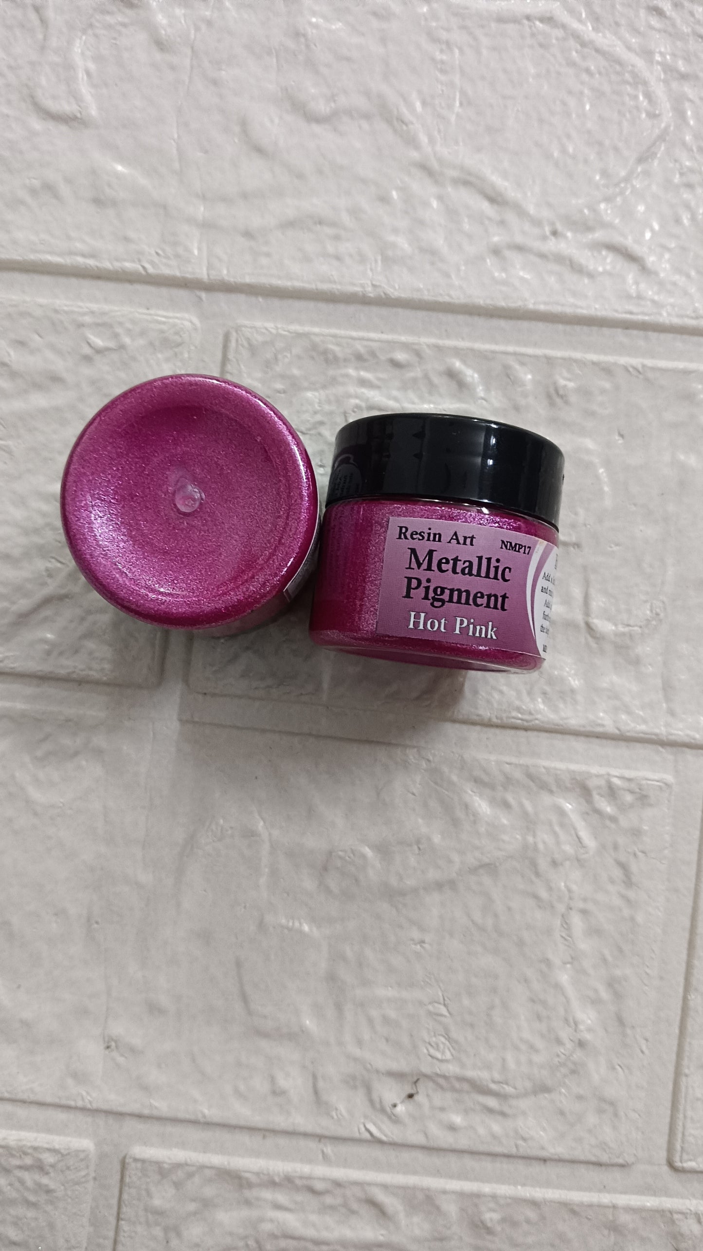 Metallic pigment hot pink