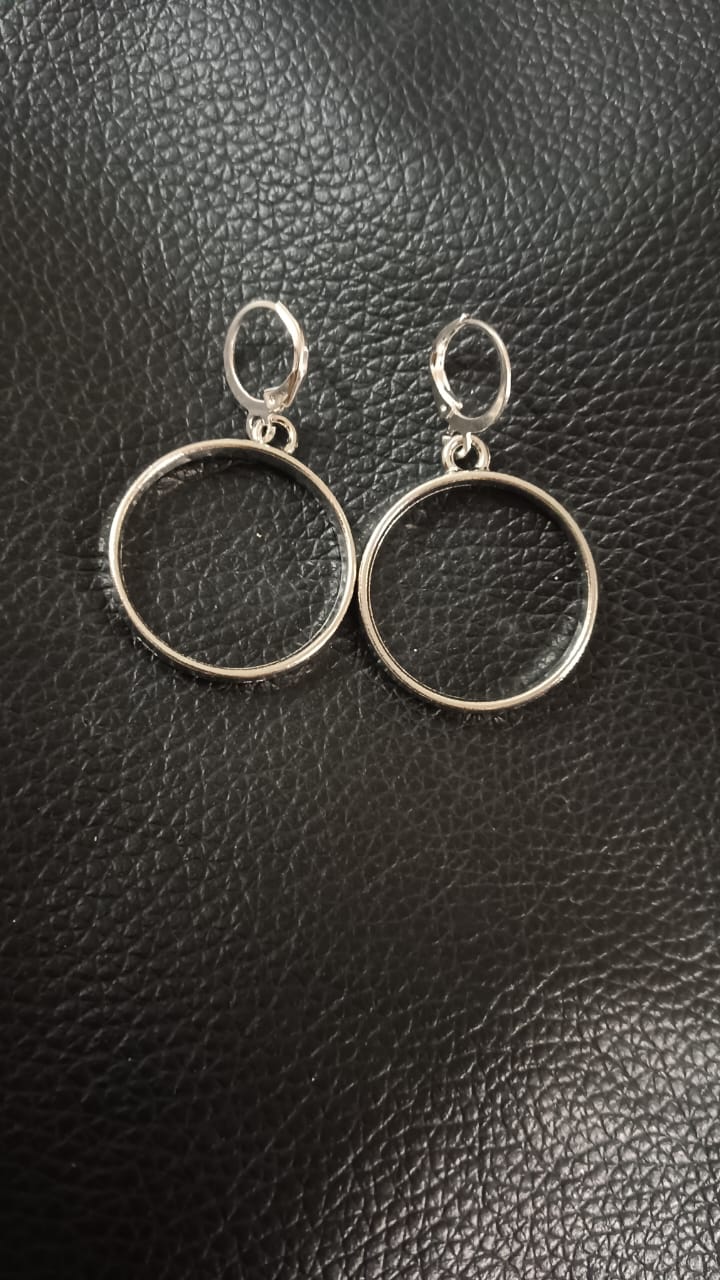 Round silver earrings