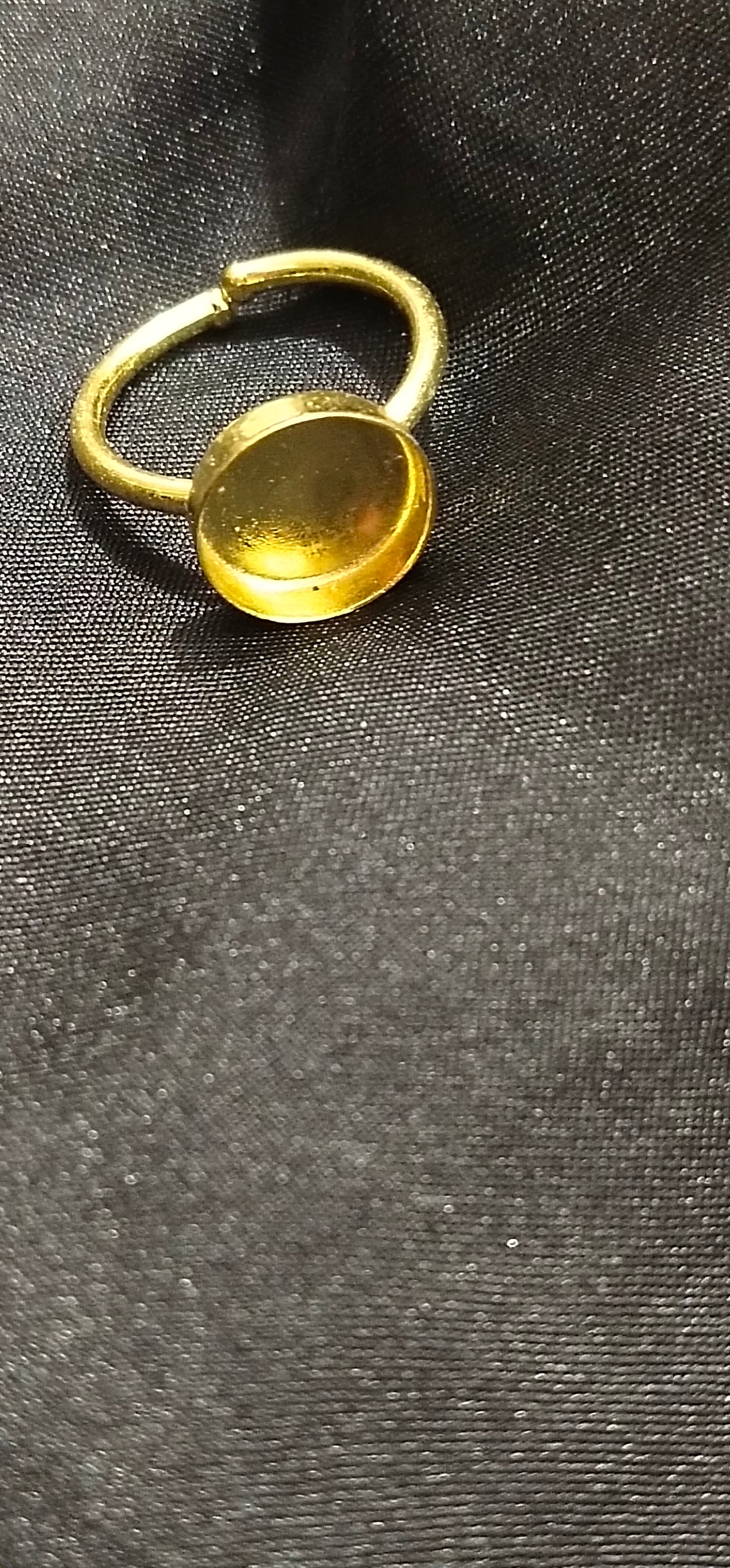 Medium Round gold Ring