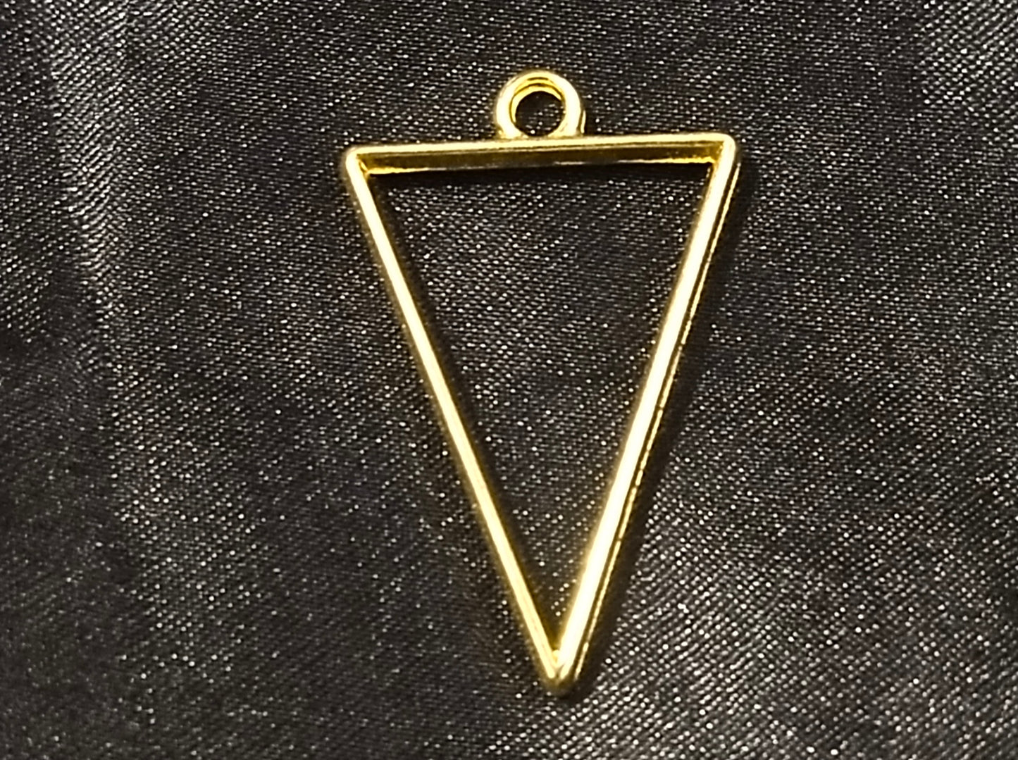 Golden pack of 1 pendent 7