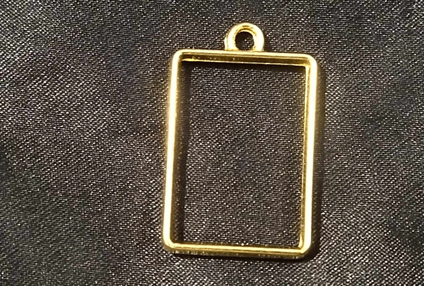 Golden pack of 1 pendent 6