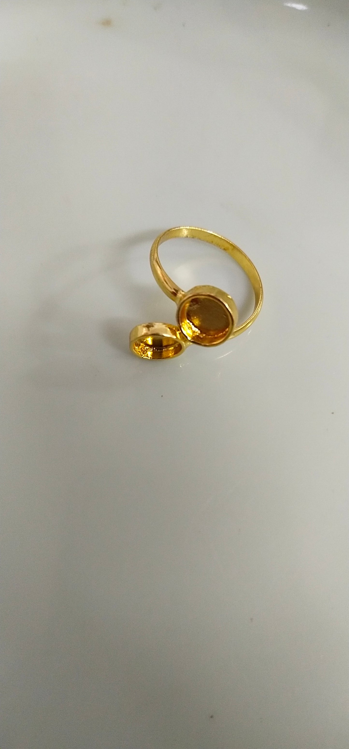 Round ring golden with base