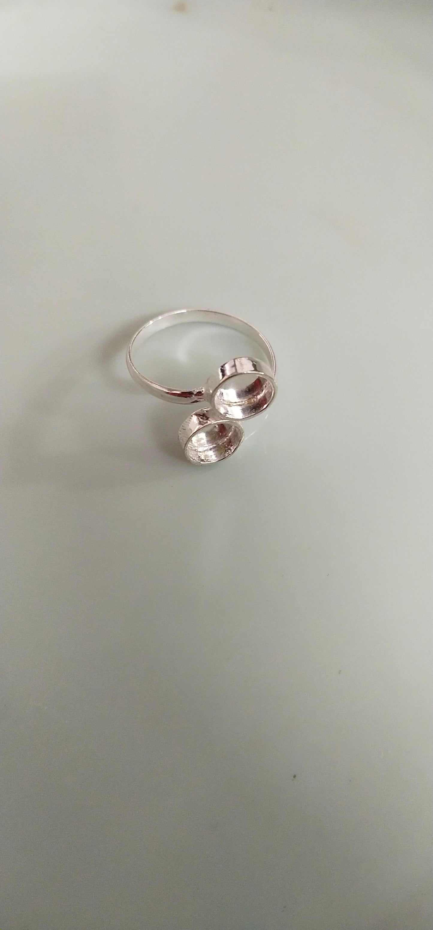 Round ring silver with base