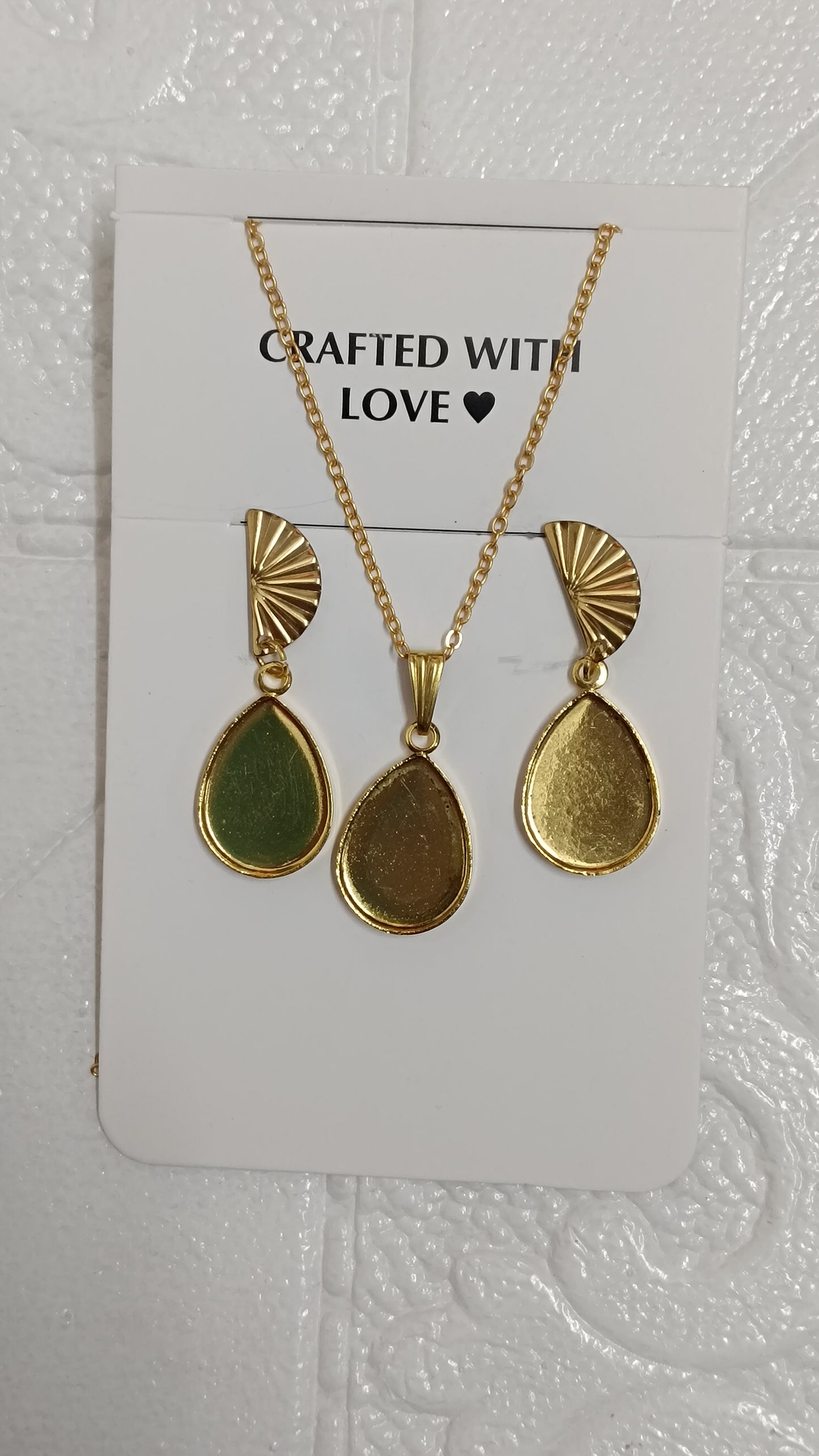 Golden earrings set
