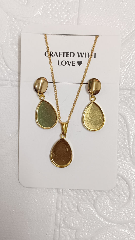 Golden earrings set