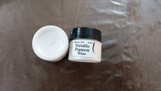 Metallic pigment white