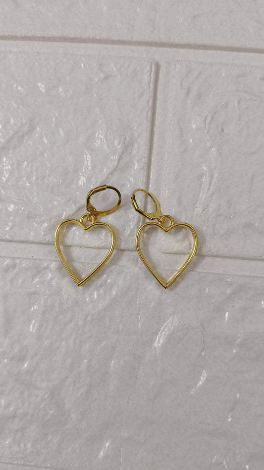 Medium gold heart earring